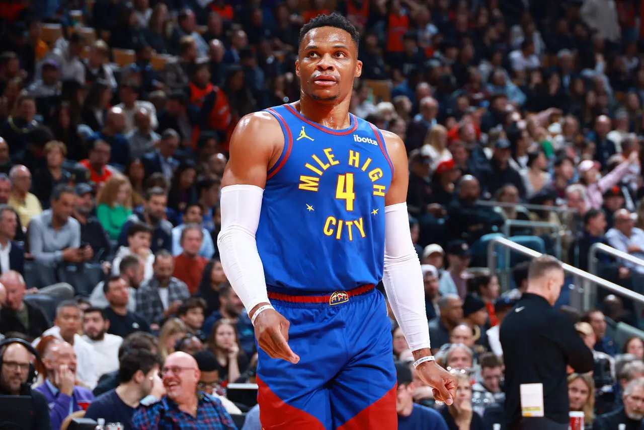 掘金队后卫砍下生涯新高得分，带领球队获胜(掘金队后卫砍下生涯新高得分,带领球队获胜的是谁)