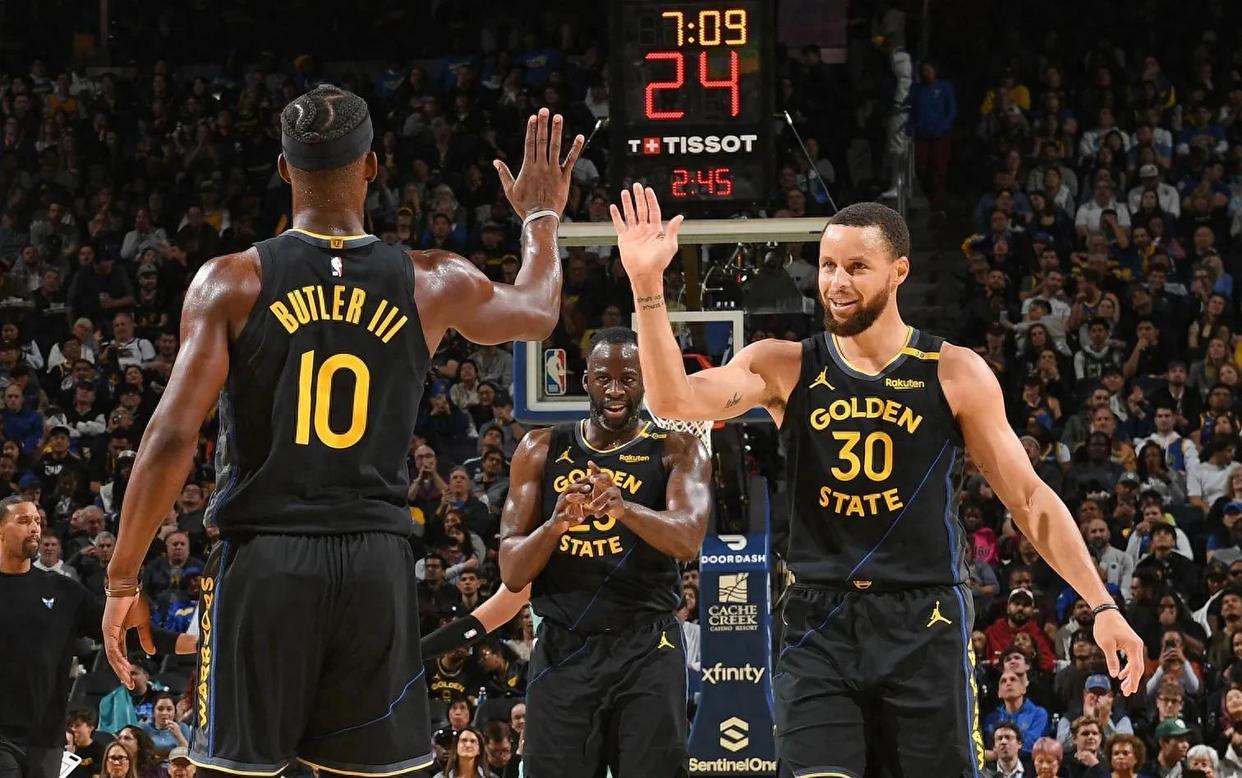 勇士击败马刺，库里继续保持稳定状态