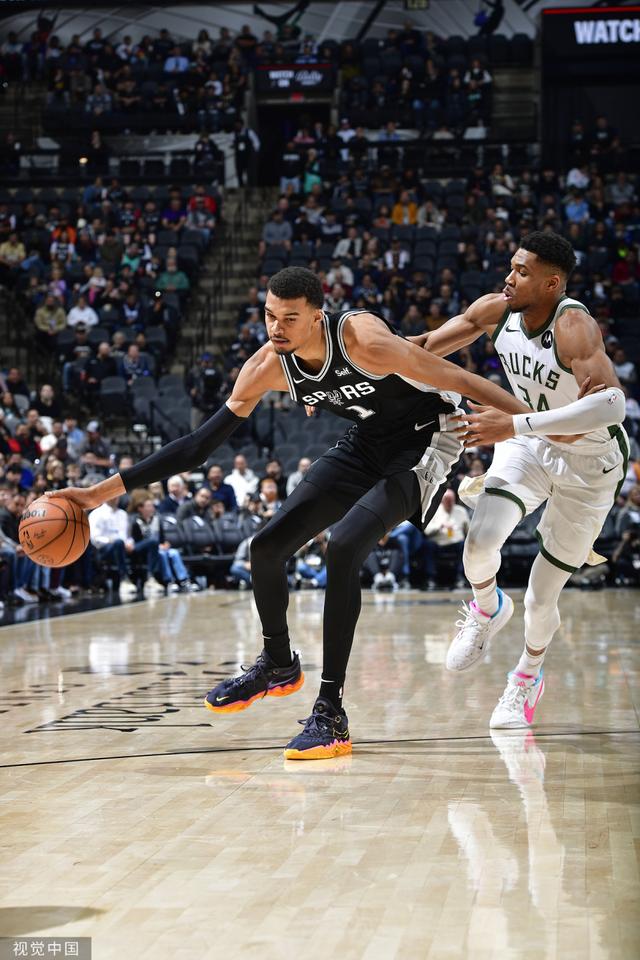 雄鹿再战马刺:两队实力相近 雄鹿再战马刺:两队实力相近