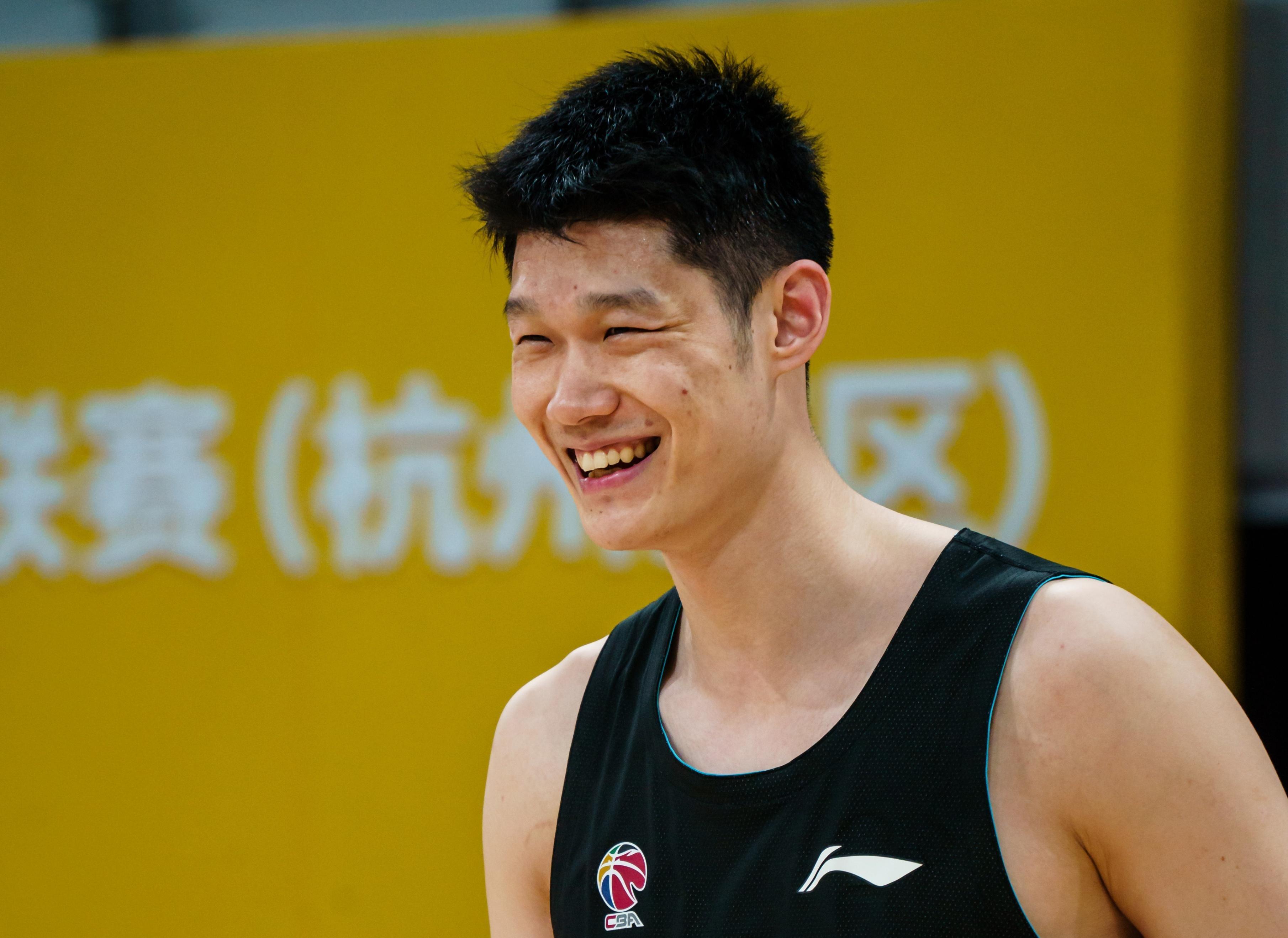 比赛中球队换上新教练，引发战术变化的简单介绍