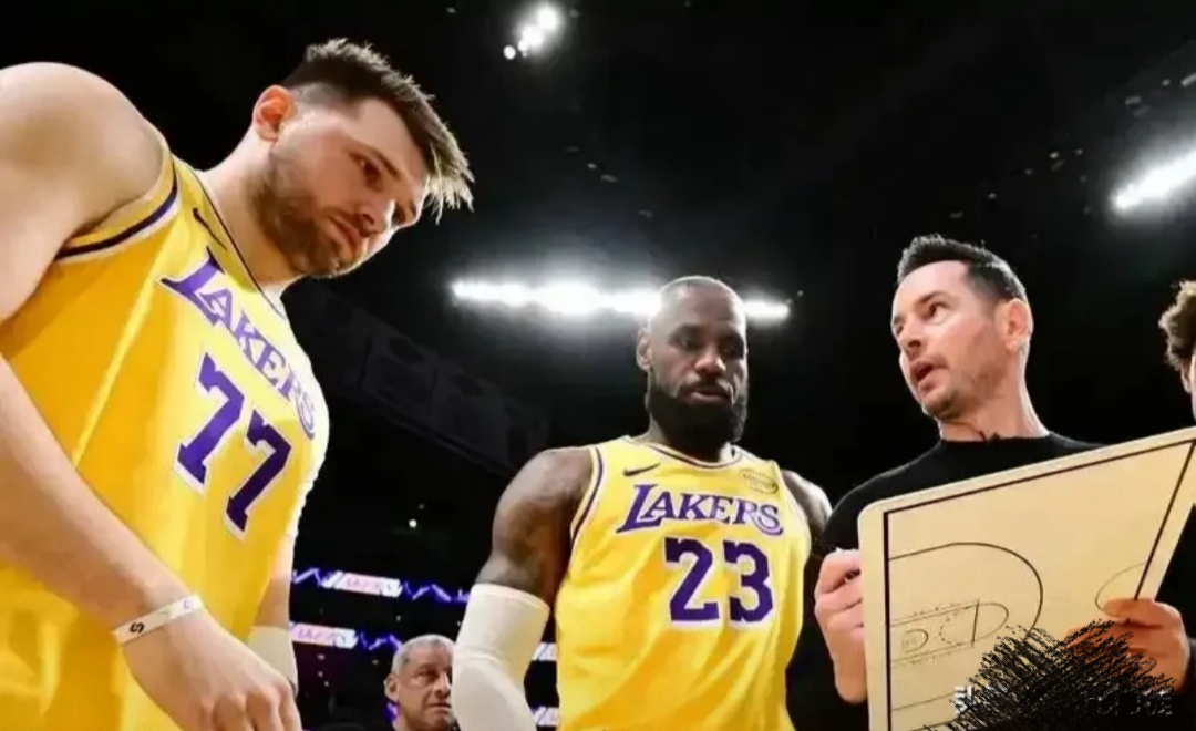 湖人队后卫拿下关键三分，最后时刻逆转比赛，震撼全场观众的简单介绍