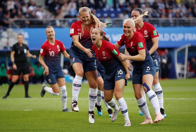 英格兰女足在比赛中踢出精彩表现 英格兰女足在比赛中踢出精彩表现