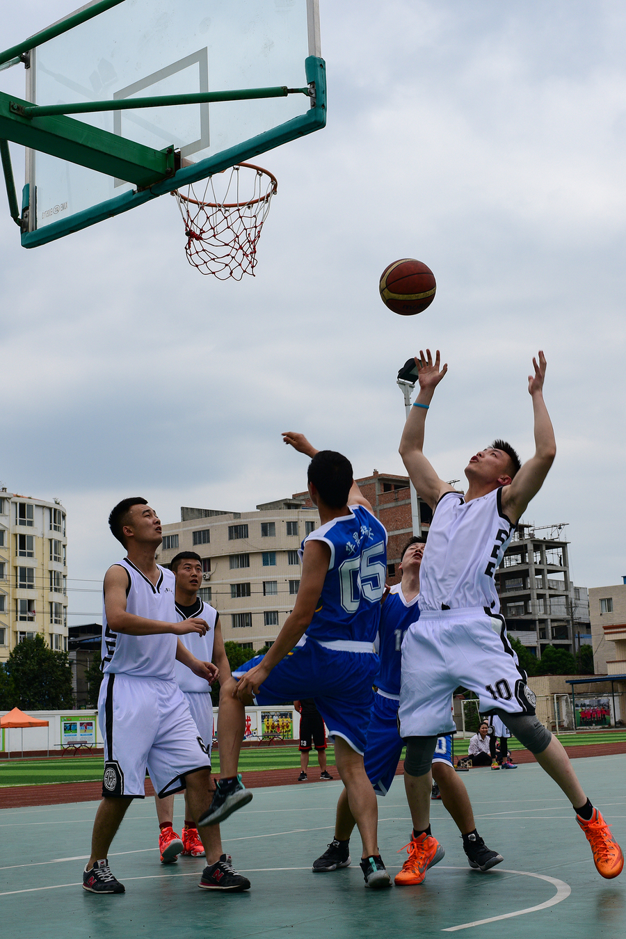 纪实篮球联赛战况揭秘，球员表现出色的简单介绍