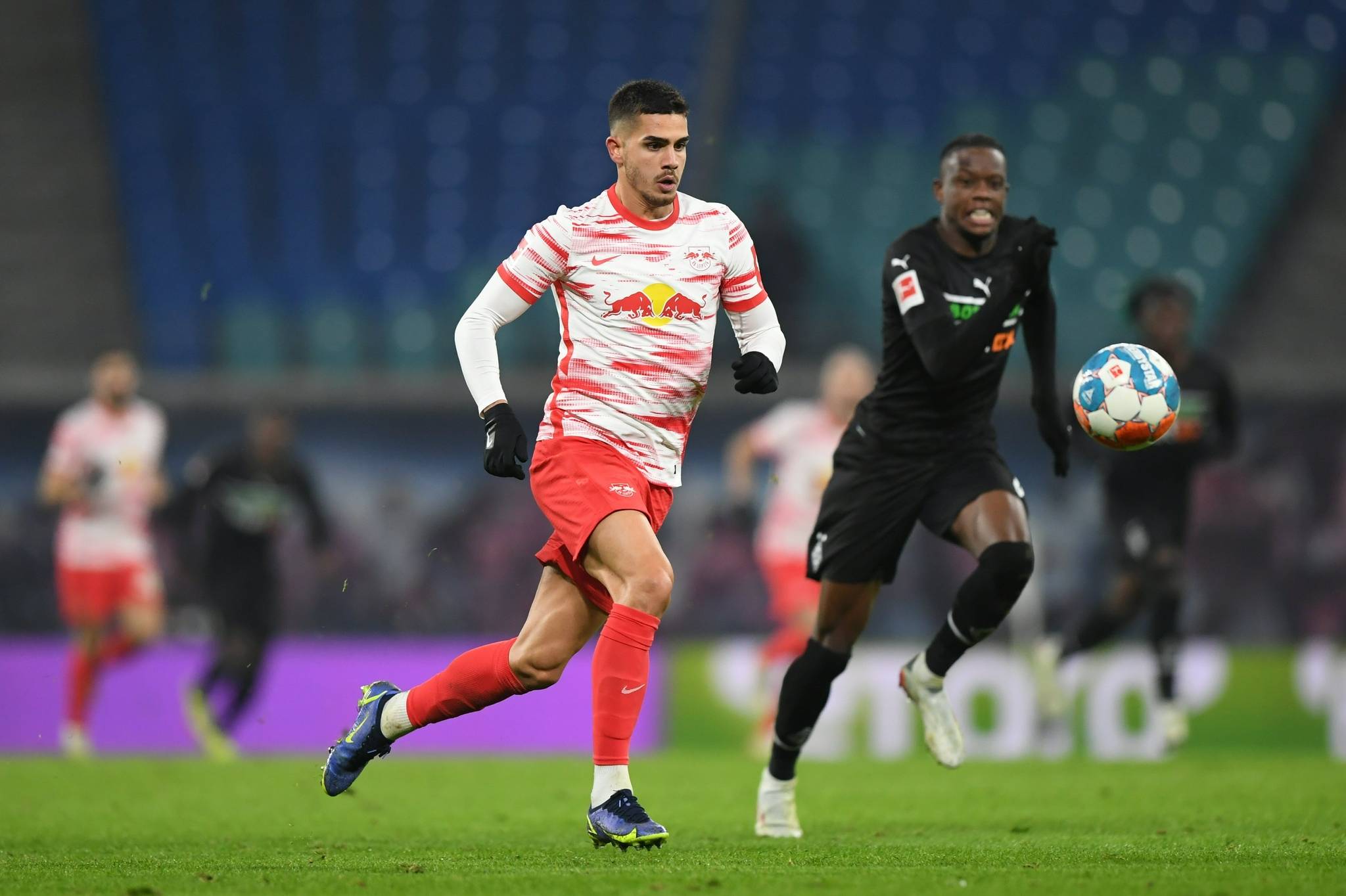 关于拜仁慕尼黑大胜门兴格拉德巴赫，六连胜登顶的信息