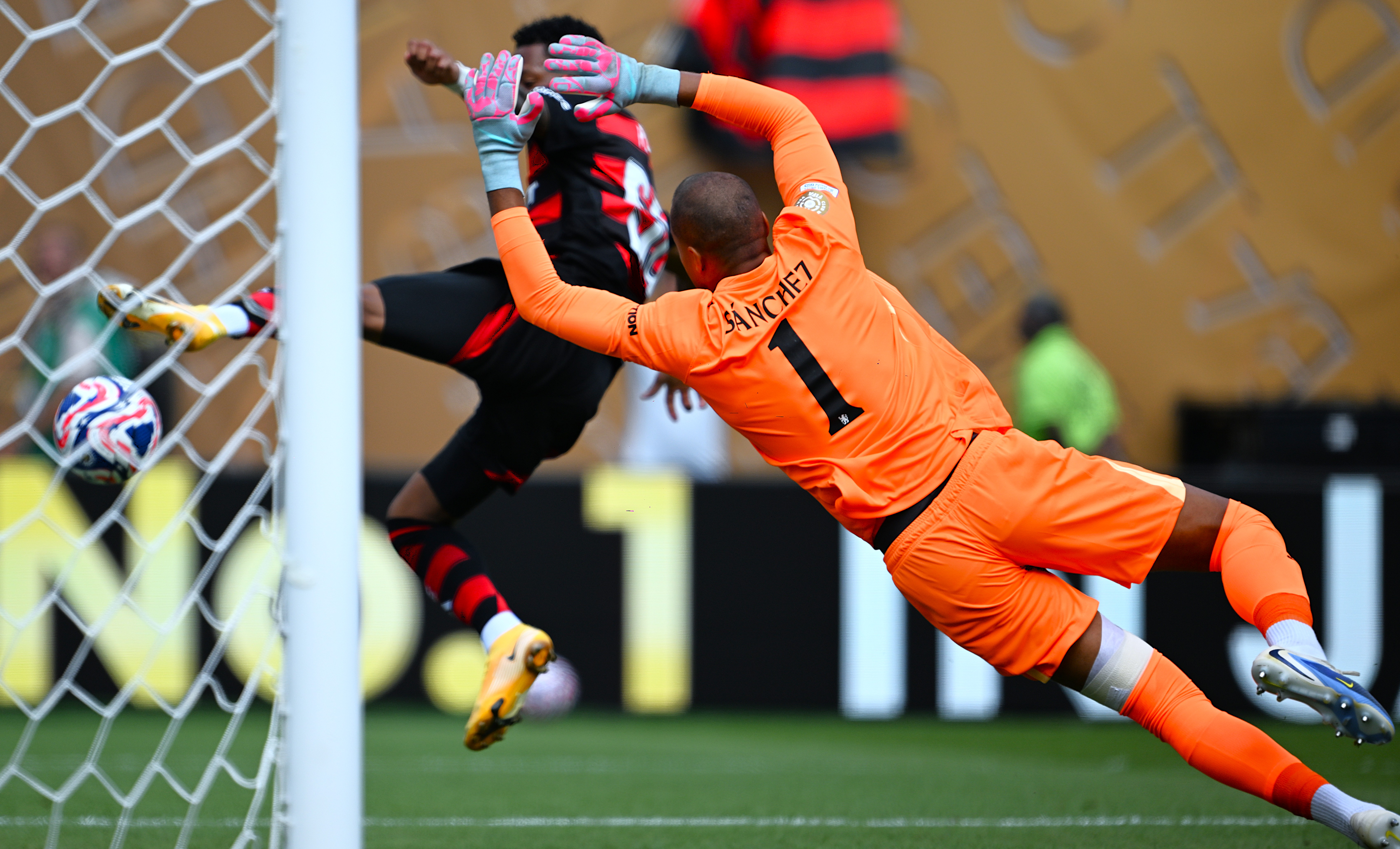 关于足球比赛惊现史诗级对决，球迷全程热血沸腾的信息