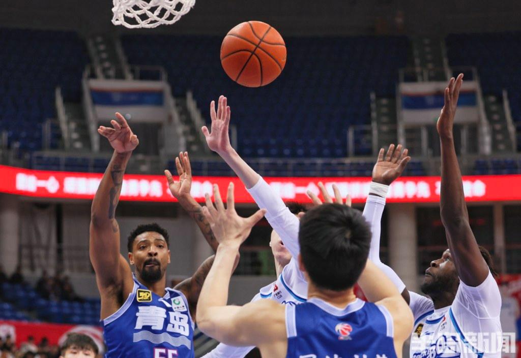 球队主场作战势不可挡，大胜对手