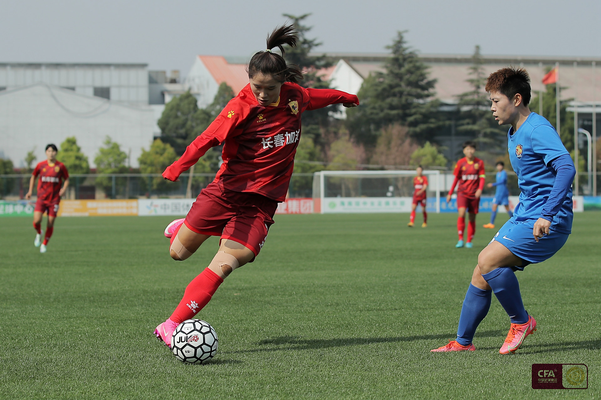 包含比萨拉联赛中女足的技艺对比的词条